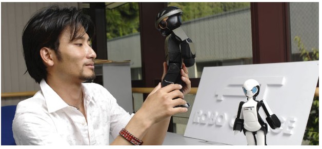 机器人设计师高桥智隆和他的机器人。