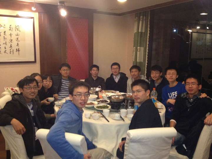 2012年11月6日晚，在浙江大学玉泉校区，机器人协会自创始来的几代人聚餐，送别即将参加工作的创始人谷复兴。